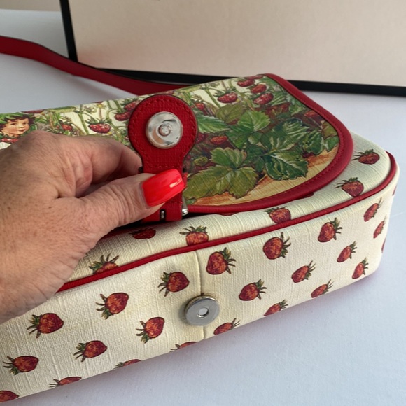 Gucci • Strawberry Fairy Messenger Bag - Picture 14 of 17